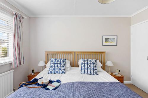 15 Churchfields - Bungalow with Estuary Views and Parking