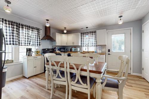 Craftsman Cottage in Cosby, USA