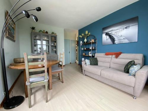 One-Bedroom Apartment image 4