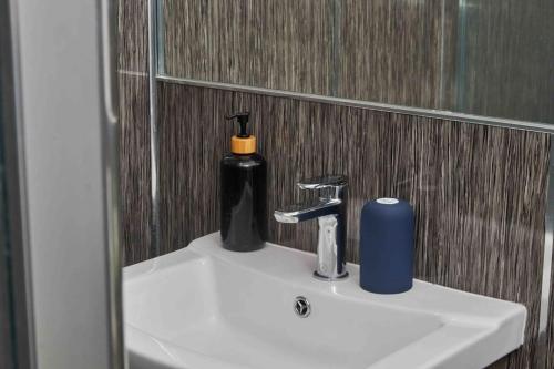 NEW! 3 Beds Apt - Family & Work Stays - FREE Parking, Leeds (Foto 10)