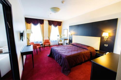1 queen bed, 1 sofa bed