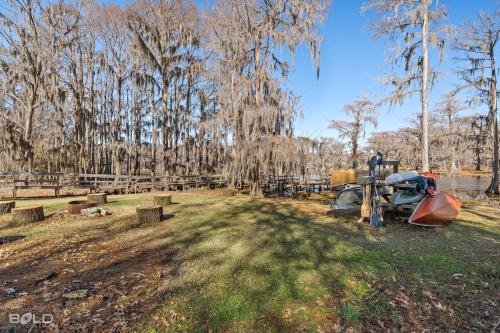 Moss Stone Lodge With Canoes, Caddo Shores Cabins