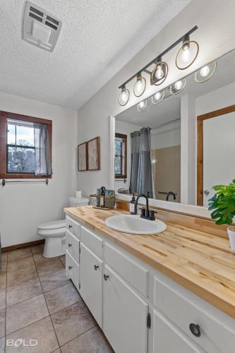 Moss Stone Lodge With Canoes, Caddo Shores Cabins