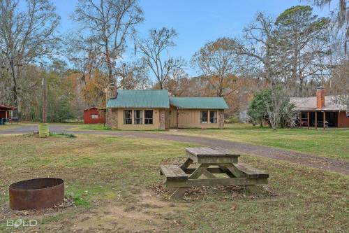 Moss Stone Lodge With Canoes, Caddo Shores Cabins