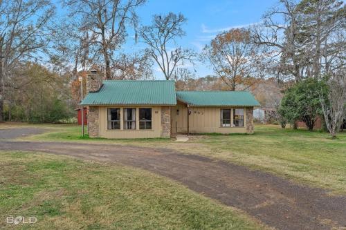 Moss Stone Lodge With Canoes, Caddo Shores Cabins