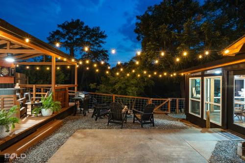 The Whiskey Barrel Waterfront Wkayaks & Hot Tub