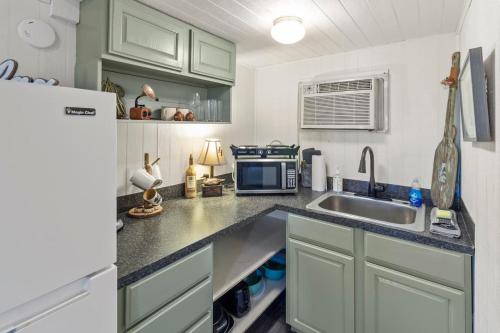 . Cypress ChaletCaddo Lake Cabin with Kayaks