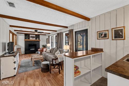 Cozy Modern Cabin With Rv Site & Canoes! in Karnack, USA