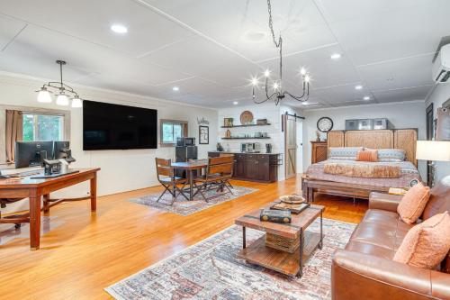Relax and Work Scenic Greer Cottage with Office Setup in Greer, USA