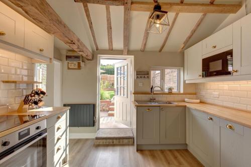 virtuve, Fayette sleeps 4, 2 bedrooms, cute garden in North Creake