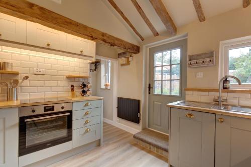 Fayette sleeps 4, 2 bedrooms, cute garden in North Creake
