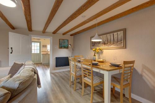 Fayette sleeps 4, 2 bedrooms, cute garden in North Creake