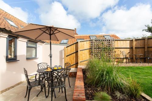 Fayette sleeps 4, 2 bedrooms, cute garden in North Creake