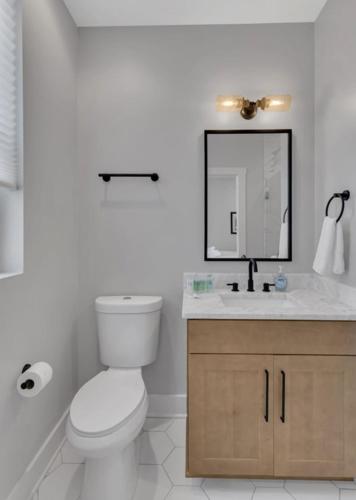 10 Min Drive Downtown, Roof Deck, Pet Friendly in Nashville, USA