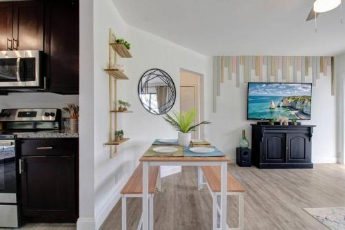 4BR Oasis with Pool - 9m to Beach