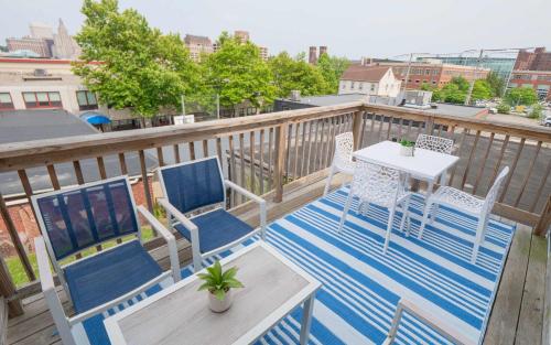 Jennifers Penthouse 2 Floor Apartment - Amazing City View in Providence, USA