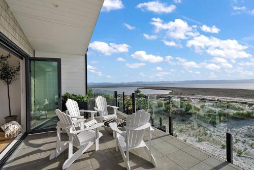 The Beach House at Saratoga Oceanfront Oasis in Oyster Bay, Canada