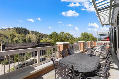 Sleek Mountain Retreat - Downtown - Resort 10-Min Sleek Mountain Retreat - Downtown - Resort 10-Min
