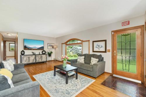 Cottage Grove Haven, Spacious 4-Bed, 3 Baths Retreat