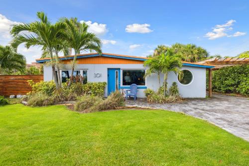 Luxury Beachside Retreat Steps From The Beach! in Cocoa Beach, USA
