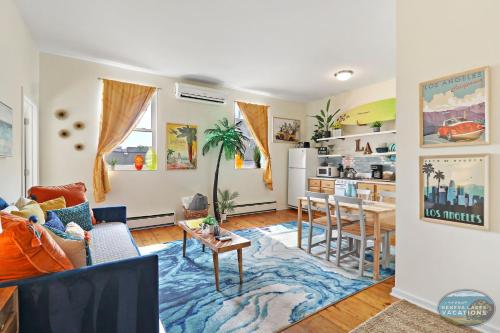 Downtown Lake Geneva - LA Suite - Fun Cali Vibe on Main St - Onsite Parking - Easy Access to the Beach in Lake Geneva, USA