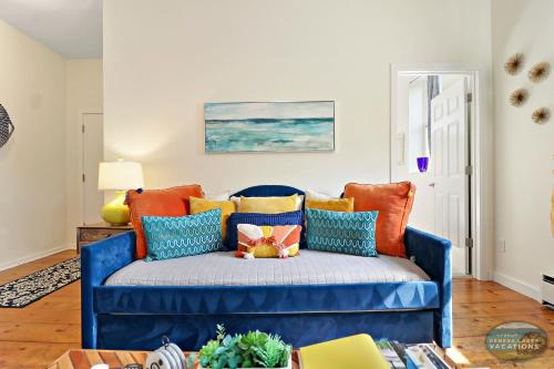 Downtown Lake Geneva - LA Suite - Fun Cali Vibe on Main St - Onsite Parking - Easy Access to the Beach in Lake Geneva, USA