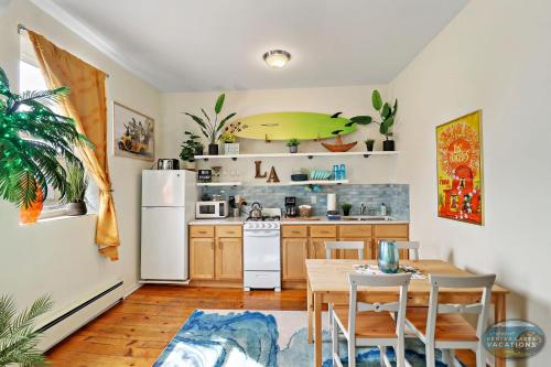 Downtown Lake Geneva - LA Suite - Fun Cali Vibe on Main St - Onsite Parking - Easy Access to the Beach in Lake Geneva, USA