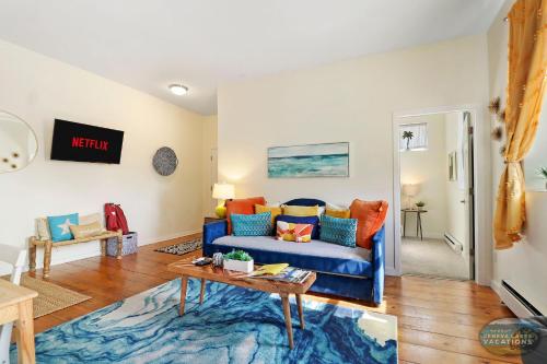 Downtown Lake Geneva - LA Suite - Fun Cali Vibe on Main St - Onsite Parking - Easy Access to the Beach in Lake Geneva, USA