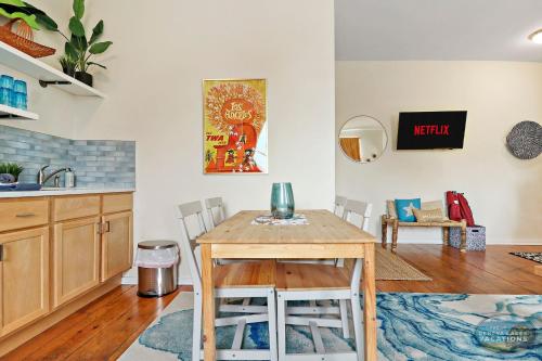 Downtown Lake Geneva - LA Suite - Fun Cali Vibe on Main St - Onsite Parking - Easy Access to the Beach in Lake Geneva, USA