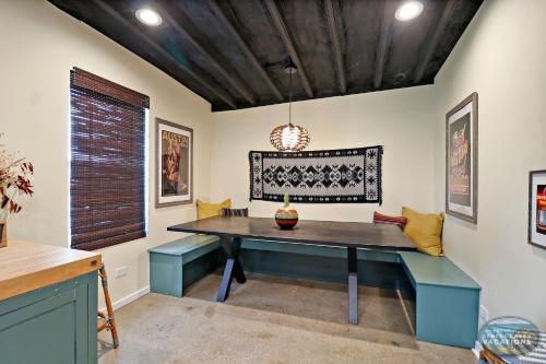 Downtown Hideaway - Entire Building -Fun, Convenient & Comfortable -Sleeps 14 in Lake Geneva, USA