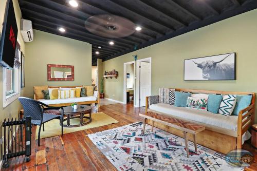 Downtown Hideaway - Entire Building -Fun, Convenient & Comfortable -Sleeps 14 in Lake Geneva, USA
