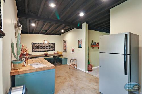 Downtown Hideaway - Entire Building -Fun, Convenient & Comfortable -Sleeps 14 in Lake Geneva, USA
