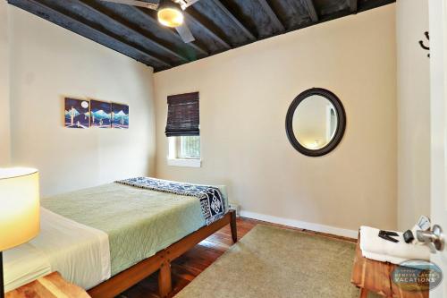 Downtown Hideaway - Entire Building -Fun, Convenient & Comfortable -Sleeps 14 in Lake Geneva, USA