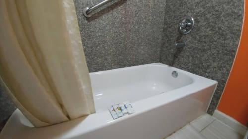 Hotel 2 Beds Hotel Studio 107 & Hot tub in Livingston, USA