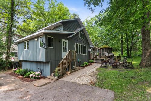 Enchanting Lake Woods Retreat - Near Water Access - Fire Pit - Deck -Screened-in Gazebo - Tranquil Stay