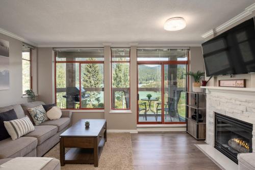 2BR - Located in beautifully acclaimed Nicklaus North Golf Clubhouse in Whistler, Canada