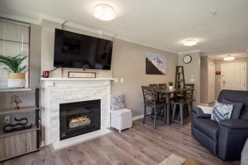 2BR - Located in beautifully acclaimed Nicklaus North Golf Clubhouse in Whistler, Canada
