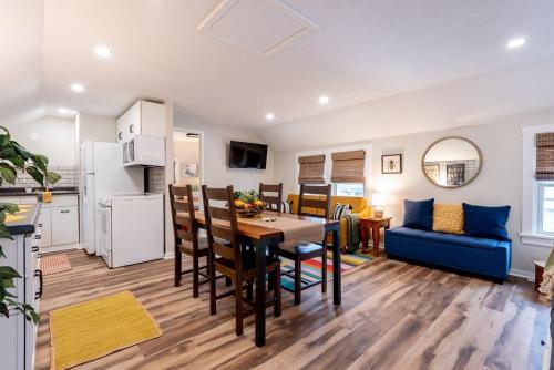 The Back Yard-Entire Building - Walk to Downtown - Yard for Games - Parking in Lake Geneva, USA