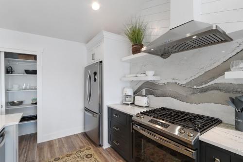 The Lofts of Brick and Mortar-California Loft - High-End - Walk-Out Balcony - Downtown - 2 Kings - Parking in Lake Geneva, USA