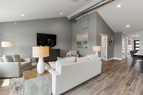 The Lofts of Brick and Mortar-California Loft - High-End - Walk-Out Balcony - Downtown - 2 Kings - Parking in Lake Geneva, USA