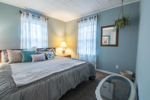 Broad Street Suite 3 - Parking for 3 Vehicles - Walkable - Boho Inspired - Full Kitchen - Huge Living Room in Lake Geneva, Vereinigte Staaten von Amerika