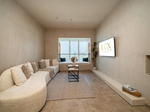 Upgraded Stylish Living with Private Steam Room, Dubai (photo 4)