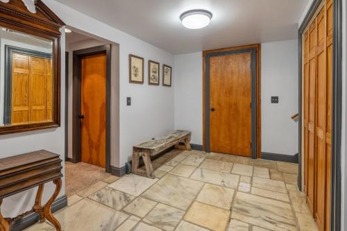 Minutes to Sun Bowl and Stratton Base Lodge in Jamaica, USA
