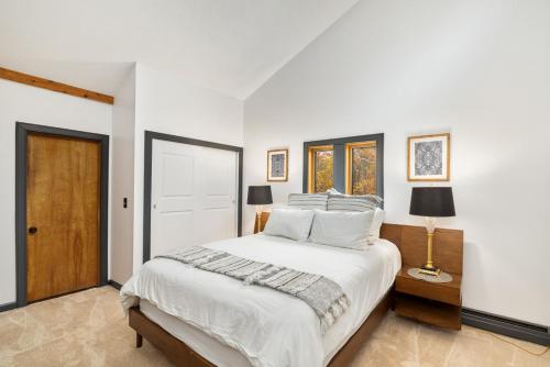 Minutes to Sun Bowl and Stratton Base Lodge in Jamaica, USA