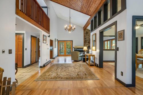 Minutes to Sun Bowl and Stratton Base Lodge in Jamaica, USA