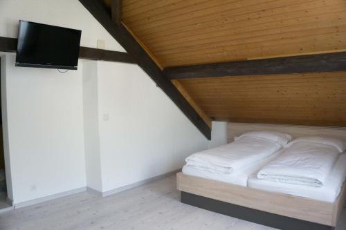 2 twin beds