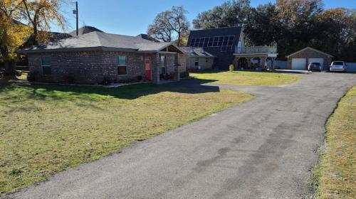 Adorable 2-bedroom guesthouse with patio in Weatherford, USA