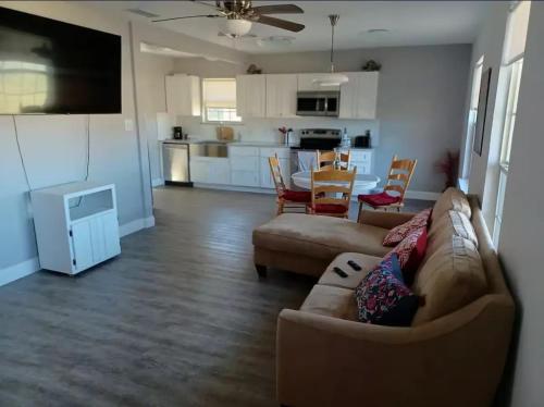 Adorable 2-bedroom guesthouse with patio in Weatherford, USA