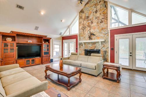 Lakefront Lutz Home with Hot Tub 15 Mi to Tampa Lakefront Lutz Home with Hot Tub 15 Mi to Tampa