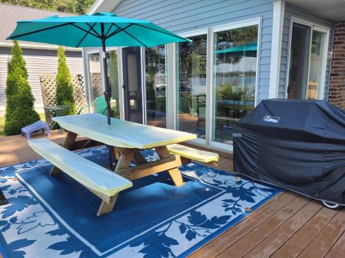 New! Loon Lodge - Lakefront With Private Dock! in Oscoda, USA